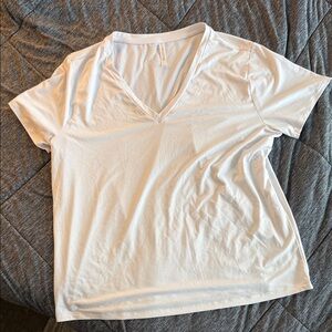 Fabletics White V-Neck Short Sleeve Tee
